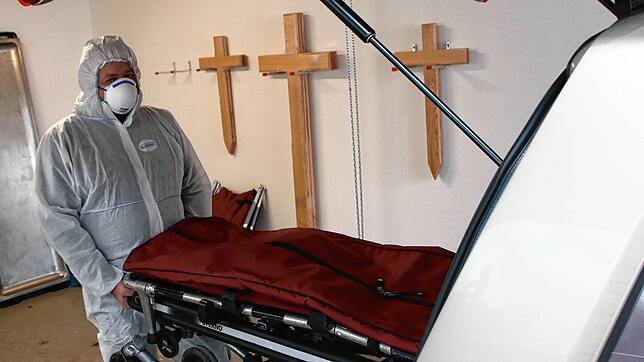 Wenn es sich um einen Toten handelt, der im Zusammenhang mit Corona gestorben ist, muss Gregor Döbele von Bestattugen Kohlbrenner in Bad ...