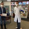 Das Testangebot in der Stadt-Apotheke Bräunlingen wird ausgeweitet. Darüber freuen sich Bürgermeister Micha Bächle (links) und Apotheker ...