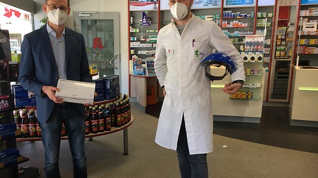 Das Testangebot in der Stadt-Apotheke Bräunlingen wird ausgeweitet. Darüber freuen sich Bürgermeister Micha Bächle (links) und Apotheker ...
