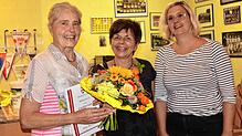 Caroline Loés (von links) singt seit 30 Jahren im Kreutzer-Chor und erhielt dafür eine Ehrennadel. Mit ihr freuen sich die Vorsitzende ...