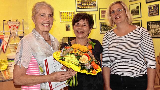 Caroline Loés (von links) singt seit 30 Jahren im Kreutzer-Chor und erhielt dafür eine Ehrennadel. Mit ihr freuen sich die Vorsitzende ...