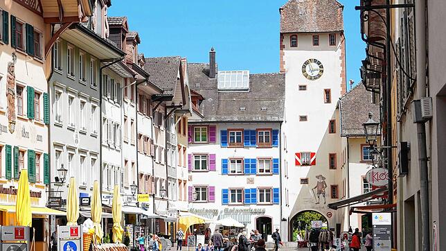 Beliebt bei Einheimischen und Besuchern: Die Kaiserstraße in Waldshut. Hier zu sehen ist das Obere Tor (Archivbild).