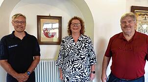 Der Gutensteiner Ortschaftsrat wählt Karin Mühlhans zur Nachfolgerin von Günter Gregori (rechts) im Beisein von Bürgermeister Marcus ...