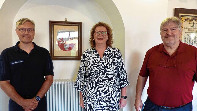 Der Gutensteiner Ortschaftsrat wählt Karin Mühlhans zur Nachfolgerin von Günter Gregori (rechts) im Beisein von Bürgermeister Marcus ...