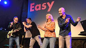Voller Einsatz: Alexander Hog, Daniela Weiss, Thomas Budsa und Dietmar Mogwitz rocken den Theaterstadel (von links).