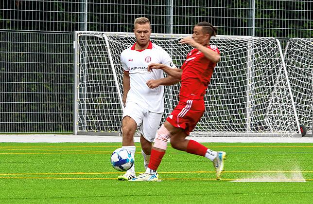 Bild 1: Knackiger Auftakt zwischen SC Pfullendorf II und FC Uhldingen. Wir waren mit der Kamera dabei!