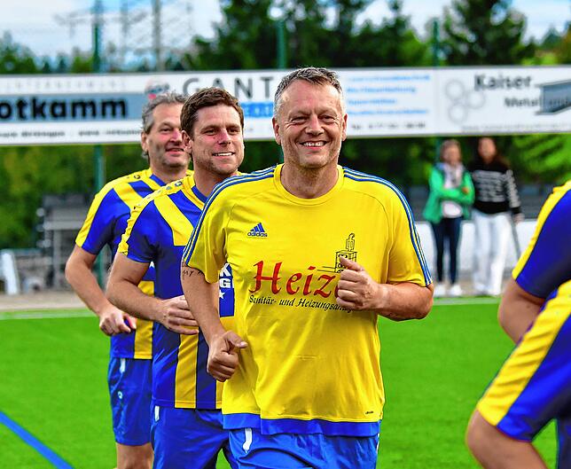Bild 8: Hochrhein-Legenden siegen 9:5 auf dem neuen Kunstrasen bei den SV Buch-Legenden – hier gibt‘s Fotos!
