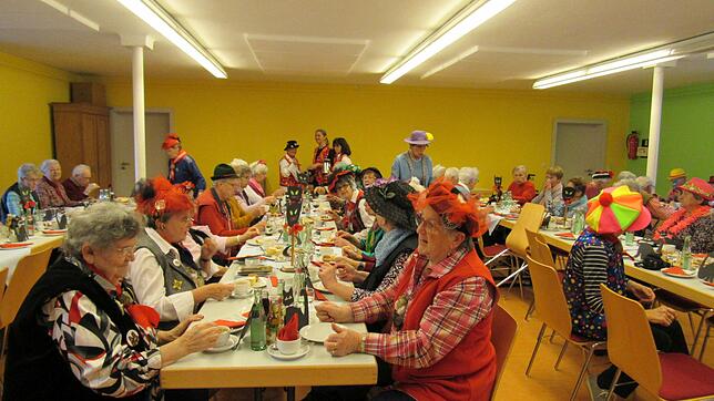 Närrisch gut unterhalten wurden die Senioren bei der Fasnetsveranstaltung im Herz-Jesu-Heim, die die katholische Frauengemeinschaft ...