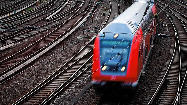 Wer auf direktem Weg nach Sylt möchte, kommt an Hamburg nicht vorbei. In Nahverkehrszügen können Reisende mit dem Neun-Euro-Ticket quer ...