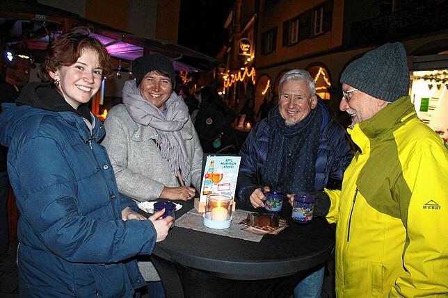 Glühwein und gute Laune: Maren Fritschi (links) Elke Fritschi, Georg Gargioni und Peter Rögele beim Adventsmarkt 2022.
