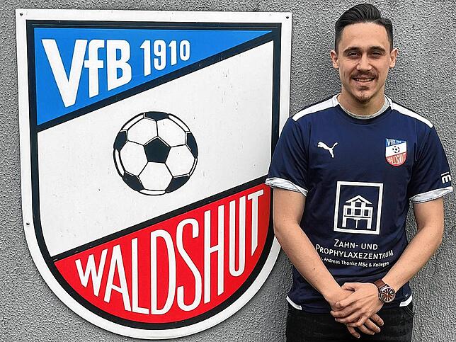 Trikot passt: Bruno Golic, hier bei seiner vorschnellen ersten Präsentation im vergangenen Sommer, kommt zum VfB Waldshut.