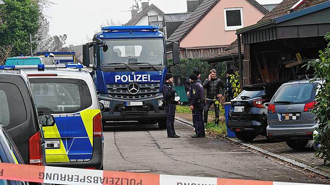 Am Mittwoch führte der Angeklagte die Ermittler und die Richter zu der Stelle, wo er Jan Heisig vergraben haben will. Im Garten des ...