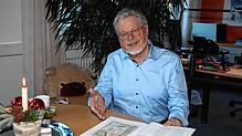 In seinem Büro in der Nachsorgeklinik Tannheim zeigt Roland Wehrle ein Bild, das ein Junge namens Björn vor vielen Jahren für ihn ...