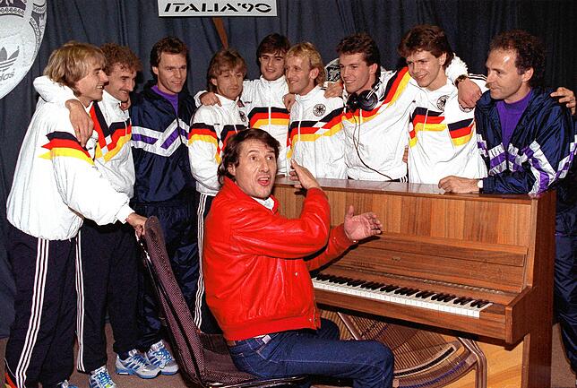 Frank Mill (vierter von links) mit weiteren damaligen Spielern und Trainern der Nationalmannschaft und Sänger Udo Jürgens im Jahr 1989.