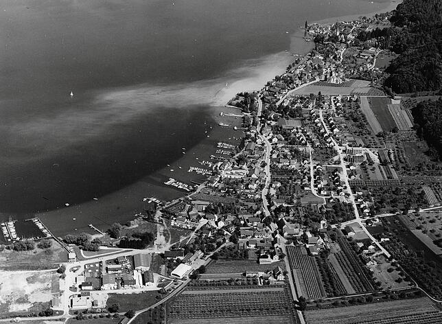 Bodman mit dem Gewerbegebiet vorne links aus dieser Perspektive. Dieses Foto entstand im Jahr 1973. Den Uferpark gab es hier noch nicht.