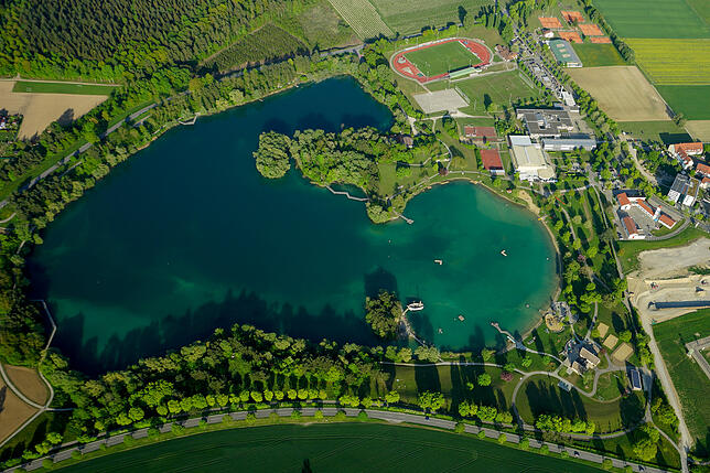 Der renaturierte und ausgebaute Salemer Baggersee als Naturerlebnispark Schlosssee mit den Bildungs-, Freitzeit- und Sporteinrichtungen.