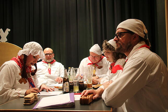 Bild 8: Preiskleppern im Scheffelhof: Die Jury des Turnvereins hat die neuen königlichen Hoheiten am Hemdglonker gekürt (Teil 1)