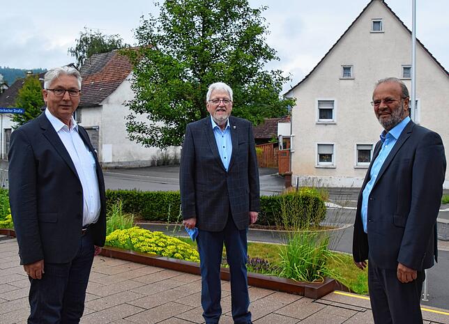 Mit gebührendem Corona-Schutzabstand treffen sich der Mühlinger Bürgermeister Manfred Jüppner (links) und Hans Veit, ehemaliger ...
