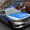 Hier fährt ein Streifenwagen dem Narrenumzug am Fasnachtssonntag 2016 in Konstanz voraus. (Archivbild)