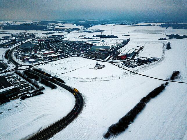 Bei Schnee besonders gut erkennbar: Die Linkskurve nach Villingen und das Ende der Bundesstraße vor dem Neuen Markt bei Villingen. Hier ...