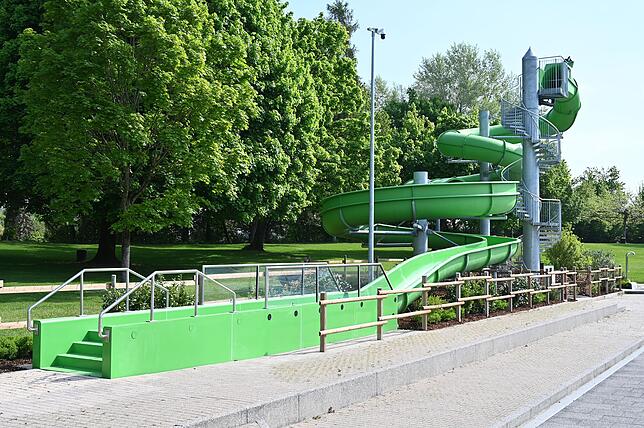 Die neue Riesenrutsche im Lauchringer Freibad konnte coronabedingt erst ein Jahr nach Fertigstellung im vergangenen Sommer in Betrieb ...