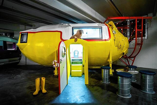 Bei der Übernachtungsmöglichkeit Uboot im Triberger Indoor-Campingplatz können die Gäste nachts in eine Traumwelt abtauchen.