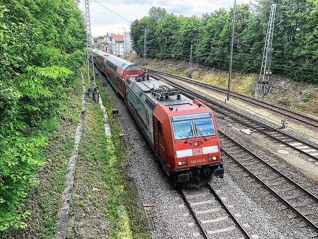 Die Schwarzwaldbahn aus Richtung Offenburg fährt in den Bahnhof Villingen ein. Das Bild stammt aus dem Juni 2023.