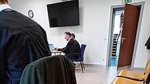 Der Angeklagte (mittig im Bild hinter seinem Verteidiger) sitzt bereits zehn Minuten vor Beginn der Verhandlung im Sitzungssaal des ...