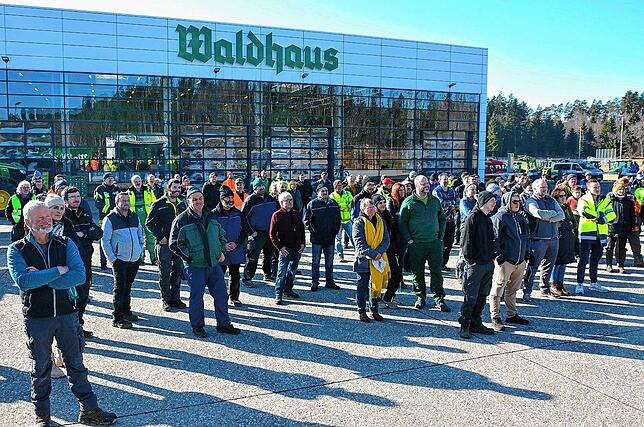 Zahlreiche Bauern kamen zur Kundgebung vor der Brauerei Waldhaus, es waren aber deutlich weniger als bei den vorangegangenen Protesten.