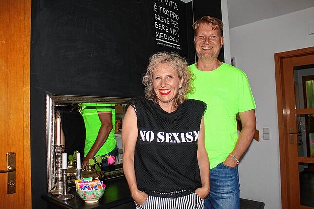 Annette und Marc Pinkus 37 Jahre später. Die schwarz-weiß gestreifte Hose und das neongrüne T-Shirt erinnern an den Style der 80er.