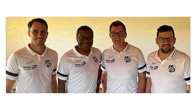 Der Vorstand des SV Aasen und der neue Trainer (von links): Stefan Schnekenburger (Spielausschussvorsitzender), Trainer Jackson ...