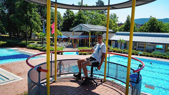 Schwimmmeister Sebastian Gleichauf in der Warte, wo er die Becken des Freibads Albbruck im Blick hat.