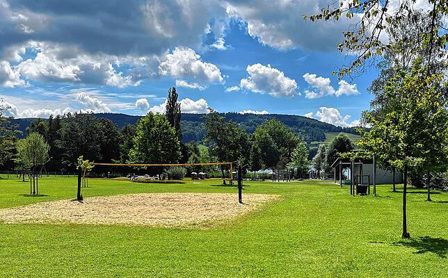 In Öhningen kann der erwachsene Badegast für 3 Euro und das Kind für 1,5 Euro das kühle Nass erleben.