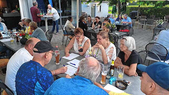Bild 13: Die Köpfe rauchen bei der dritten SÜDKURIER-Quiznacht in bad Säckingen - das sind die Bilder