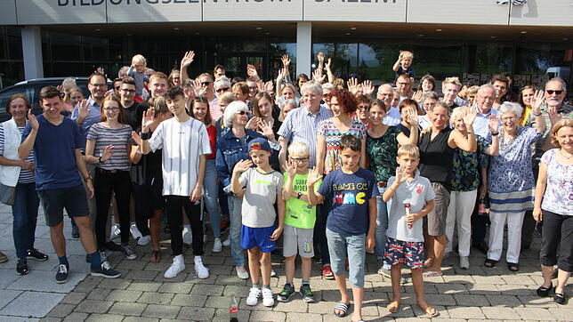 Realschule adieu: Schüler, Lehrer und Ehemalige versammelten sich am 14. Juli vor dem Bildungszentrum in Salem zu einem ...