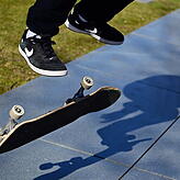 Tricks wie diese sind im öffentlichen Raum nicht erlaubt. Hierfür müssen Skateboarder auf dafür vorgesehen Flächen ausweichen.