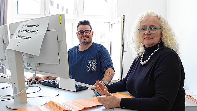 Die Auszählung ist in vollem Gange: Manuel Kienzler und Bettina Miller erfassen im Donaueschinger Rathaus die Stimmen des Wahllokals in ...