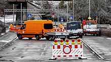 Hier arbeiten die Mitarbeiter der Technischen Dienste am Morgen des Freitags, 20. Dezember, noch an der Absperrung.