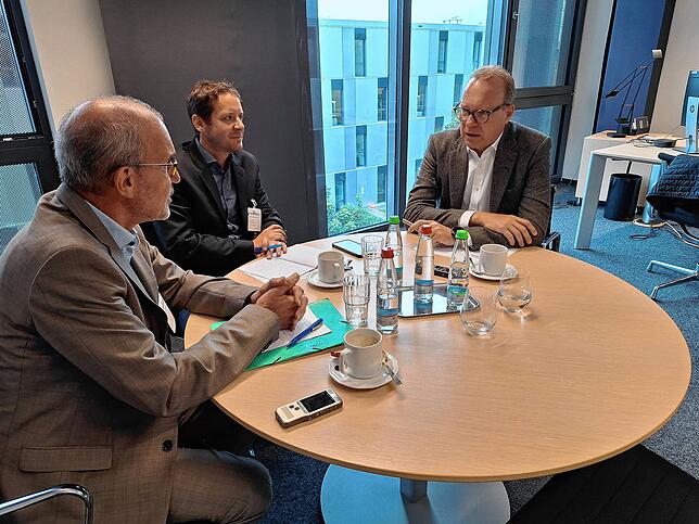 Zeppelin-Chef Matthias Benz (rechts) im Gespräch mit SÜDKURIER-Redakteuren Walther Rosenberger (Mitte) und Alexander Michel in ...