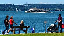 Unser Archivbild zeigt die Uferpromenade von Meersburg. Hier drängte ein 66-jähriger Mann nach dem Baden eine 70-jährige Radfahrerin von ...