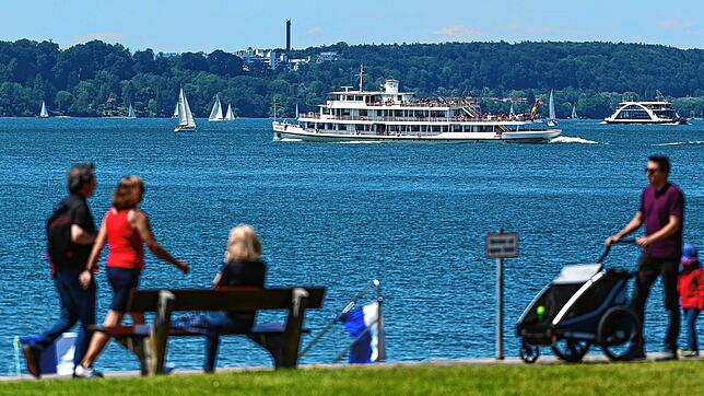 Unser Archivbild zeigt die Uferpromenade von Meersburg. Hier drängte ein 66-jähriger Mann nach dem Baden eine 70-jährige Radfahrerin von ...