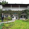 Bürgermeister und Stiftungsratsvorsitzender Johannes Moser vor der Unternehmervilla der Familie Schädler in Engen, die jetzt verkauft ...