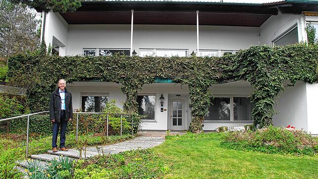 Bürgermeister und Stiftungsratsvorsitzender Johannes Moser vor der Unternehmervilla der Familie Schädler in Engen, die jetzt verkauft ...