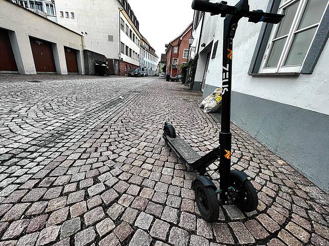Seit März 2021 gibt es die E-Scooter von Zeus auch in Villingen-Schwenningen. So sehen die dreirädrigen Scooter aus, die auch in ...