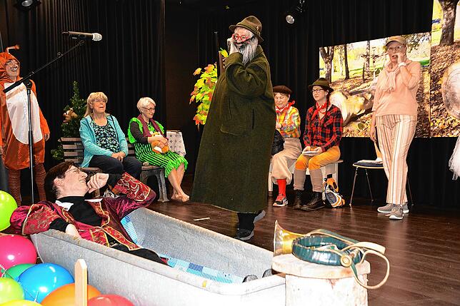 Bild 17: Rund 200 Frauen feiern im katholischen Pfarrsaal ausgelassen Fasnet