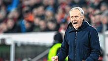 Christian Streich, hier auf einer Aufnahme aus dem Hinspiel gegen West Ham United. Der Trainer des SC Freiburgs kann im Rückspiel wieder ...