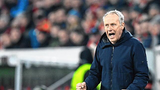 Christian Streich, hier auf einer Aufnahme aus dem Hinspiel gegen West Ham United. Der Trainer des SC Freiburgs kann im Rückspiel wieder ...