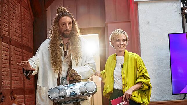 Er hat es in der Hand: Der Love Coach Gesualdo (Torge Oelrich) entscheidet im Love Camp, wer bleiben darf und wer gehen muss.