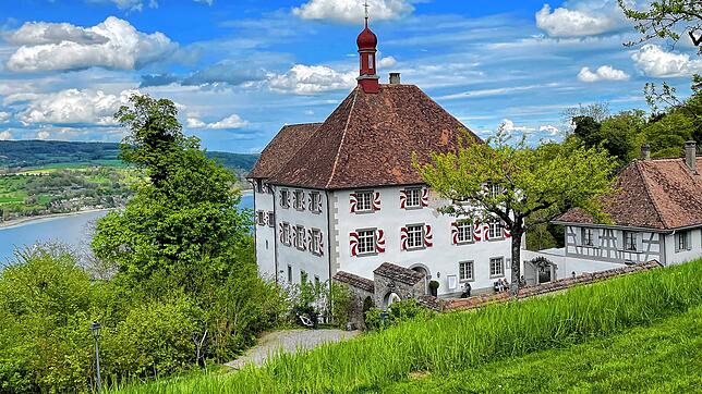 In bester Lage thront Schloss Freudenfels über dem Untersee und dem Rhein. Begonnen hat alles als Wehr- und Wohnturm. Heute betreibt die ...