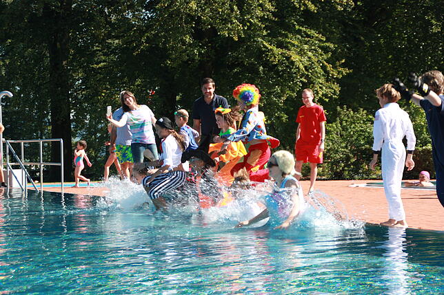 Kostümiert konnten die Gäste beim Abbaden am Sonntagnachmittag den Sprung ins Wasser wagen.